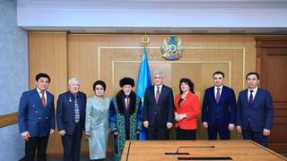 Ермаганбет Булекпаев поздравил с юбилеем заслуженного артиста Казахстана Ергали Жуниспекова  