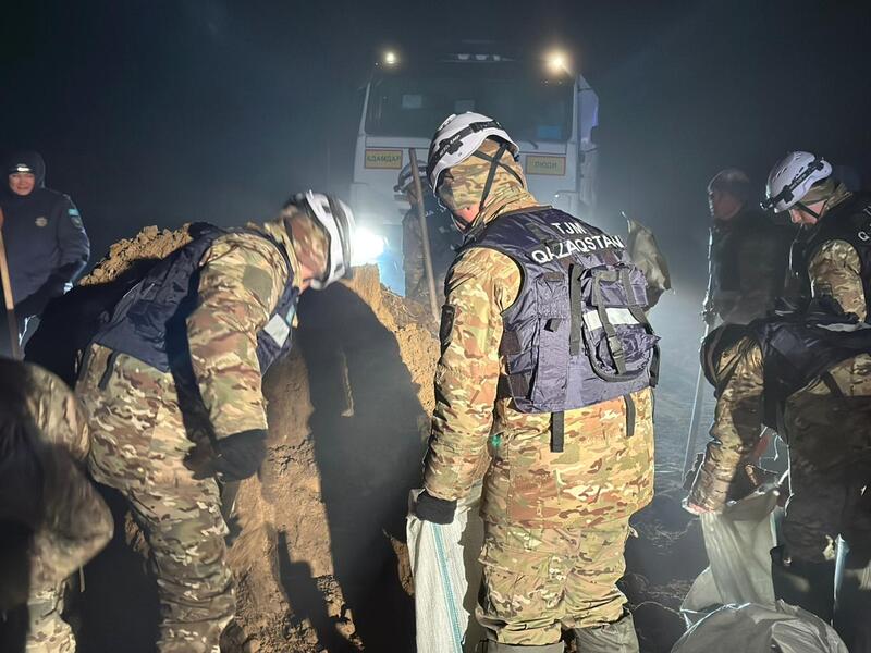 Воинские части МЧС на защите территорий от паводков