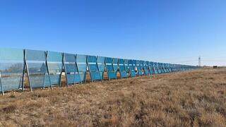 На трассах Карагандинской области устанавливают снегозадерживающие заборы нового типа  