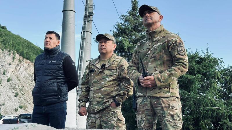 Уникальные учения на высоте 120 метров: в Алматы впервые провели эвакуацию с гондольной дороги с привлечением вертолета