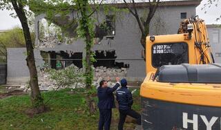 В Алматы приступили к сносу незаконного кафе