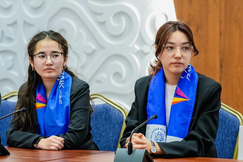 Создание безопасных пространств и развитие инфраструктуры для подростков обсудили депутаты маслихата со школьными активистами в Астане