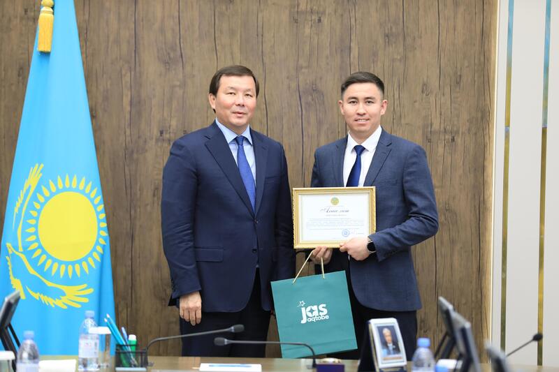 Асхат Шахаров наградил активную молодежь