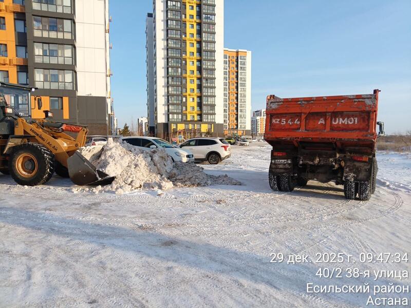 Почти 3 000 дорожных рабочих и свыше 1 400 единиц спецтехники задействованы в снегоуборочных работах в Астане