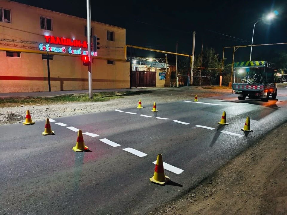 БАЛАЛАР ҚАУІПСІЗДІГІ – БАСТЫ НАЗАРДА: ШЫМКЕНТТЕ МЕКТЕП МАҢЫНДАҒЫ ЖОЛ БЕЛГІЛЕРІ ЖАҢАРТЫЛУДА