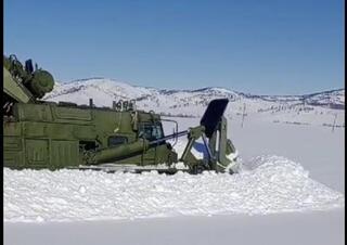 Военнослужащие помогают сельчанам очищать дороги от снега на востоке страны