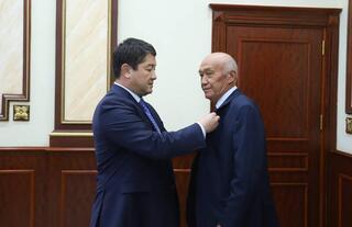 В Мангистау ряд специалистов различных сфер наградили государственными наградами