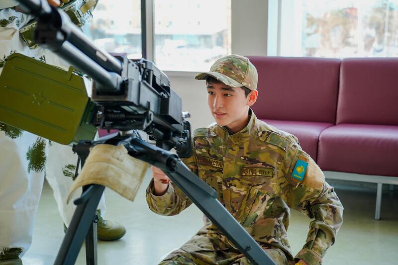 «Защита Родины — дело настоящих мужчин!»: в Астане проводили в армию очередную группу молодых людей