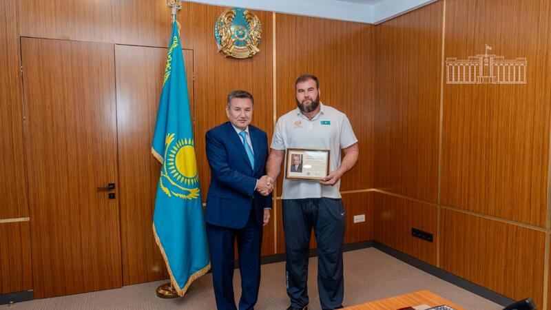 Аким ВКО от имени Президента РК вручил награды призёру Всемирных игр кочевников Вадиму Макарцову