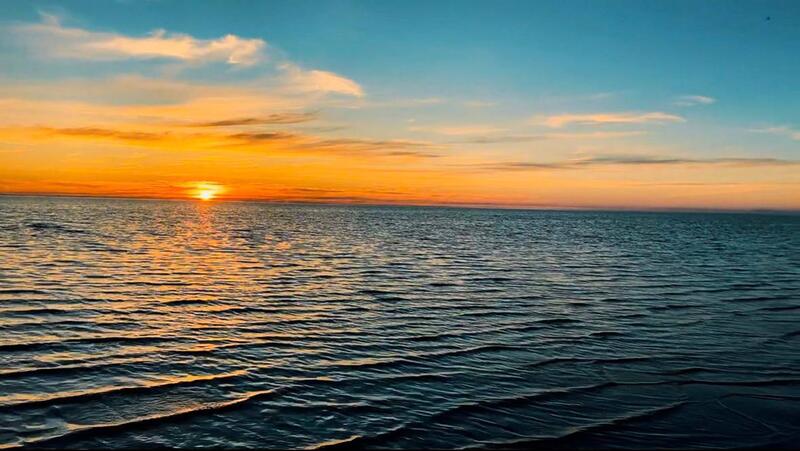Одно озеро. Две разные воды. Настоящее чудо природы.