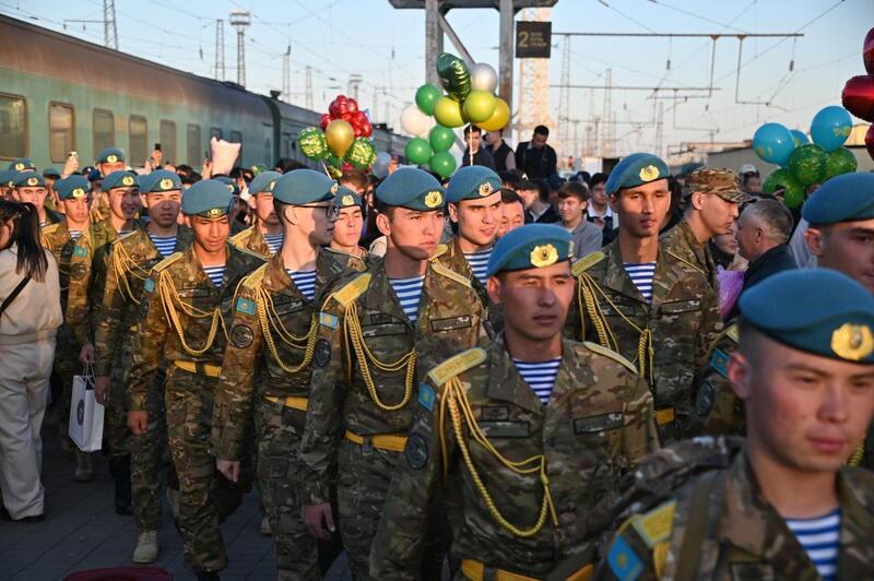 Исполнили долг перед Родиной: в Астане близкие торжественно встретили солдат