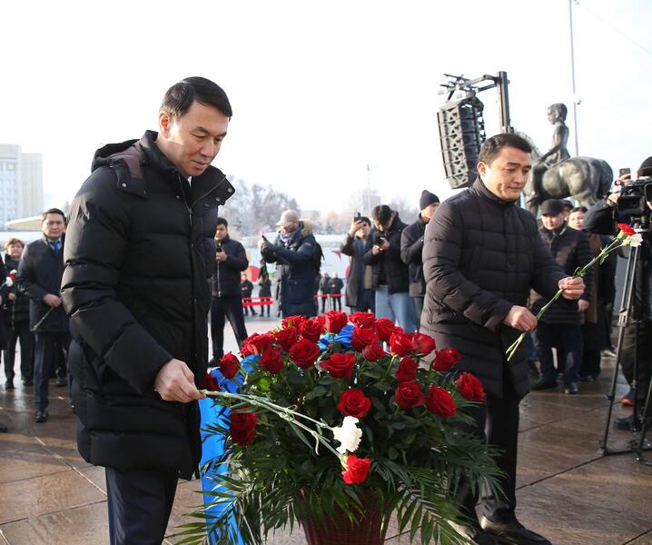 Аким Алматы возложил цветы к монументу «Тәуелсіздік»