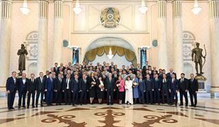 Глава государства наградил атырауцев, принимавших активное участие в борьбе с паводками