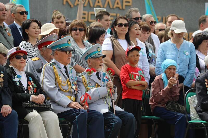 В Усть-Каменогорске у мемориала «Победа» прошла торжественная церемония возложения цветов