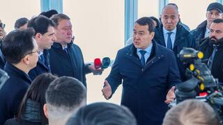 Переход казахстанского автопрома на новый уровень: Алихан Смаилов посетил машиностроительные предприятия Костанайской области