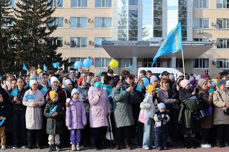 В Рудном состоялась торжественная церемония поднятия Государственного Флага Республики Казахстан в честь Дня Республики