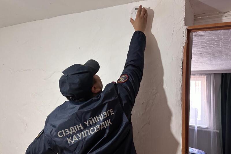 Спасатели МЧС проводят месячник пожарной безопасности в жилом секторе