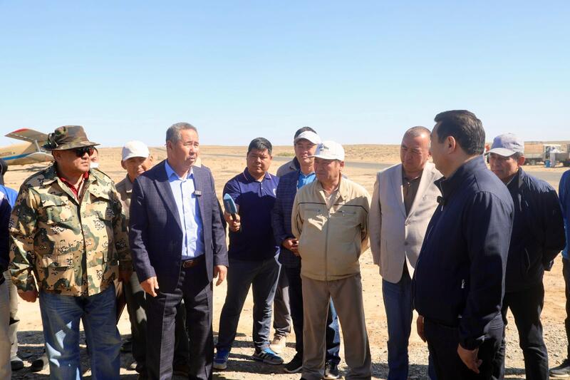 Министр сельского хозяйства в рамках рабочей поездки в Аральский район ознакомился с ходом работ по химической обработке против особо опасных вредителей