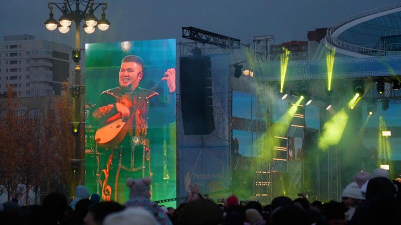 Сотни горожан собрались у монумента “Қазақ елі”: как в Астане отметили День Республики