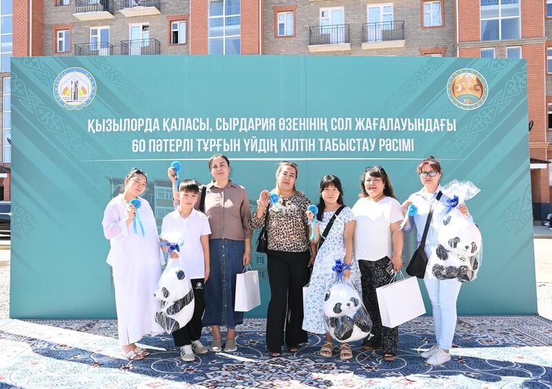 На левом берегу вручили ключи от 60-квартирного жилого дома