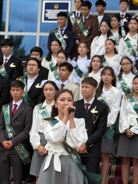 Вручение аттестатов выпускникам 2025 года