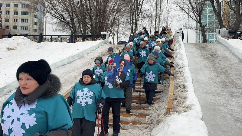 «Снежинка»: в Астане для пенсионеров провели открытый урок по скандинавской ходьбе