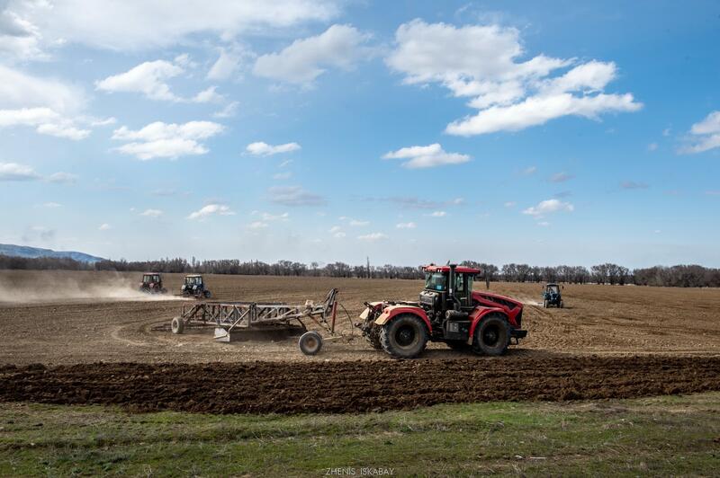 В Талдыкоргане активно ведутся весенние полевые работы