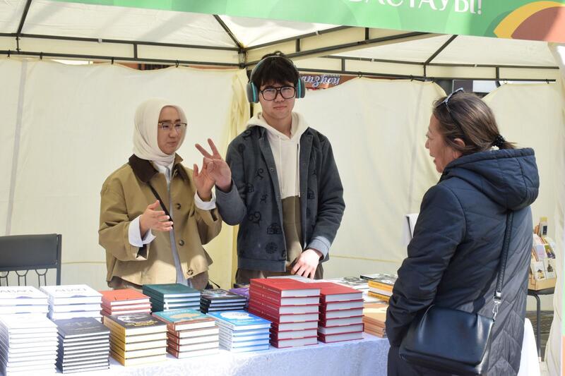 В Алматы прошел первый день книжного фестиваля KitapFest-2026
