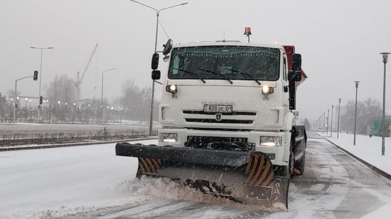 Свыше 1 тыс. единиц спецтехники задействовано в снегоуборочных работах днем в Астане