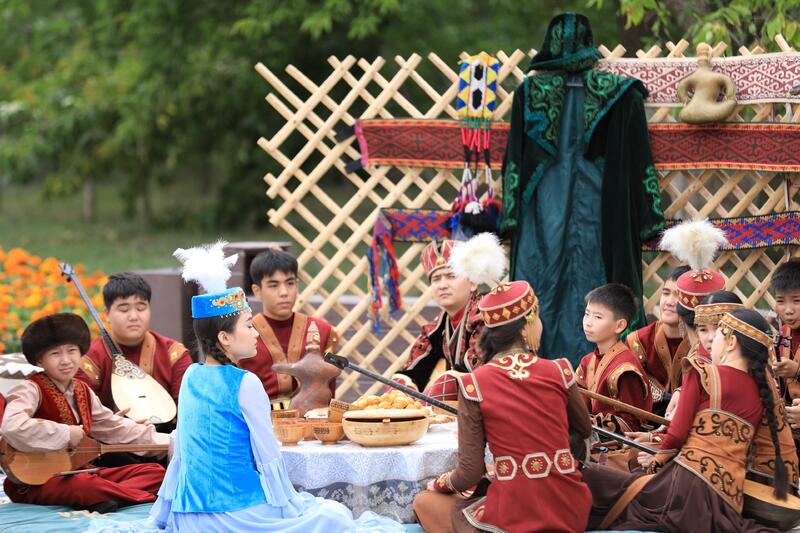 Актобе празднуют 180-летие великого Абая