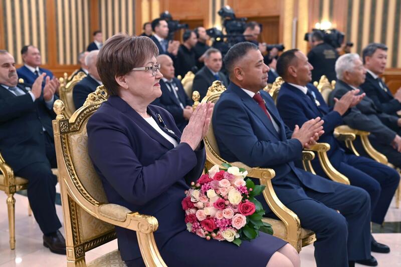 Глава государства поздравил работников нефтегазовой отрасли