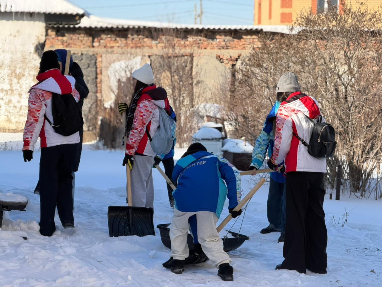 В рамках экоакции «Таза Қазақстан» волонтёры очистили дворы пожилых жителей столицы от снега