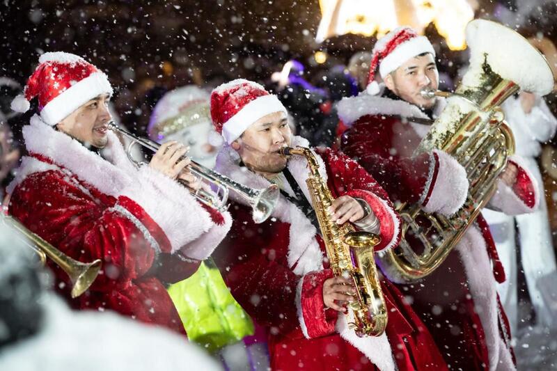 Алматы одновременно зажжет огни новогодних елок во всех районах