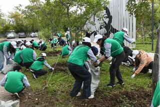 «Таза Қазақстан»: столичная молодежь провела экологическую акцию в рамках празднования 180-летия Абая