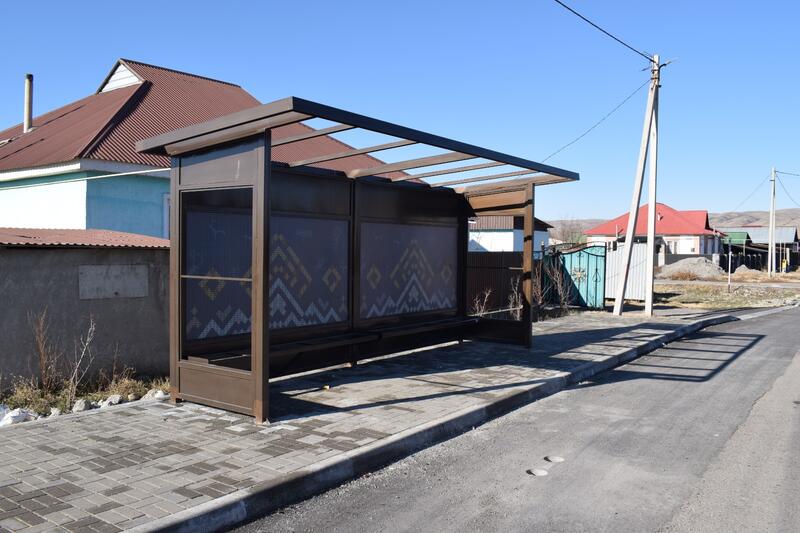 В Талдыкоргане устанавливают новые остановки в национальном стиле