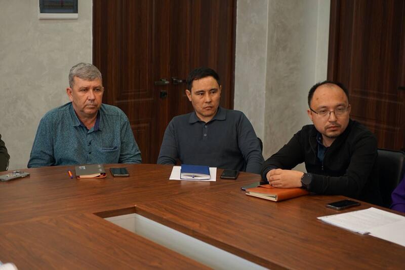 Аким города провел встречу с подрядчиками: в Усть-Каменогорске продолжается ремонт дорог