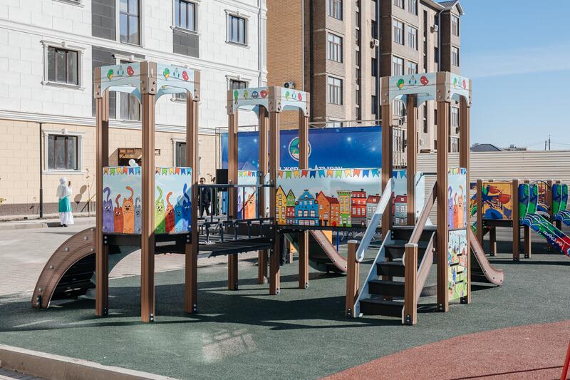 В Атырау в честь Дня города жителям аварийных домов вручили ключи от новых квартир