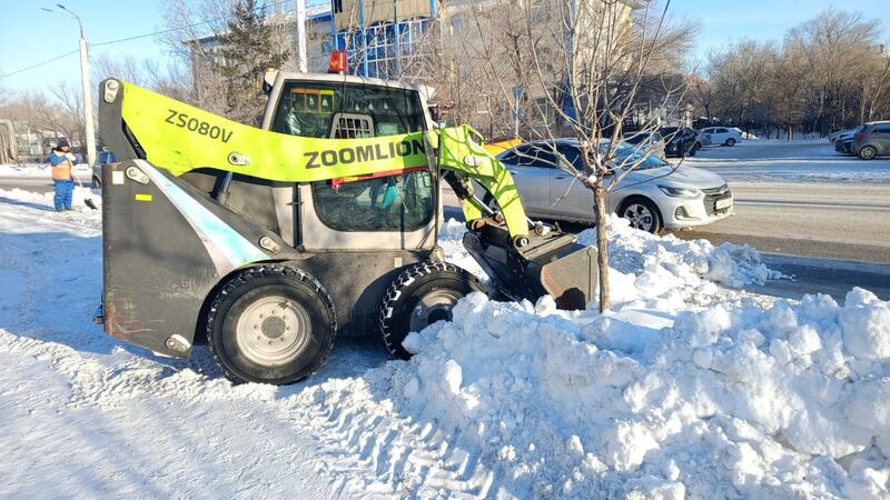 Более 1 700 единиц спецтехники задействованы в уборке снега в Астане