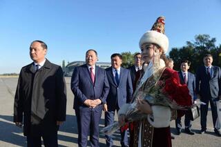 Аким области встретил в аэропорту председателя кабинета Министров Кыргызской Республики – руководителя Администрации Президента Кыргызской Республики