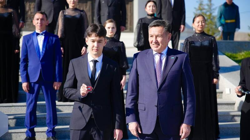 В ВКО прошла церемония поднятия Государственного флага