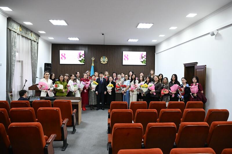 В честь 8 Марта: аким города Ернат Бәзіл поздравил женщин акимата