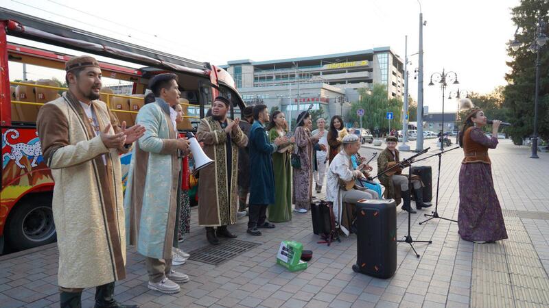 Перфомансы в преддверии Дня города: артисты выступают на улицах и во дворах Алматы