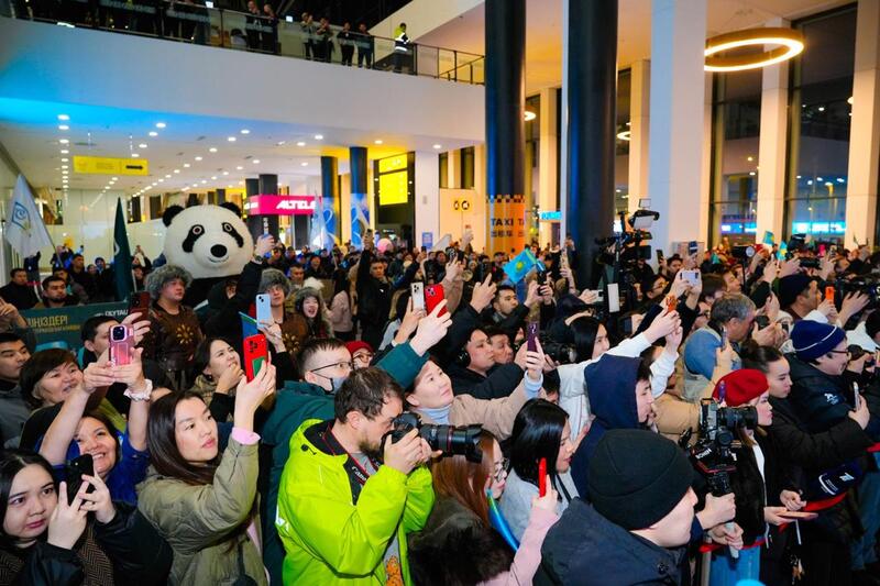 Олимпийского чемпиона Михаила Шайдорова торжественно встретили болельщики в Астане