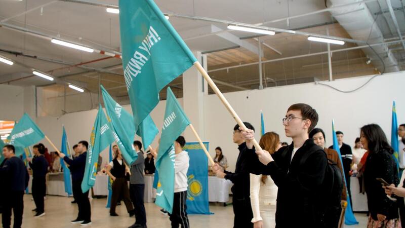 Масштабную акцию в поддержку новой Конституции накануне 8 марта провели в Астане