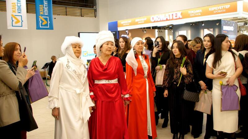 Масштабную акцию в поддержку новой Конституции накануне 8 марта провели в Астане