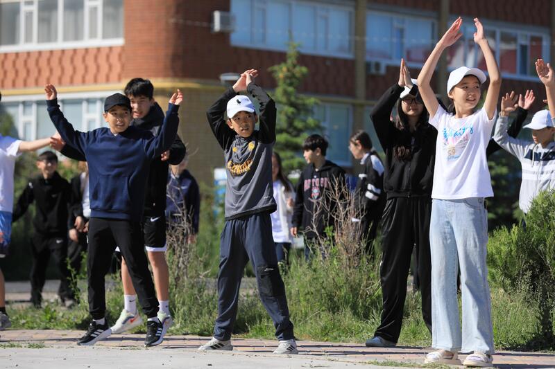 Более 200 школьников вместе сделали утреннюю зарядку