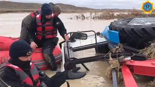 Спасатели Жетысу помогают области Абай в борьбе с паводками