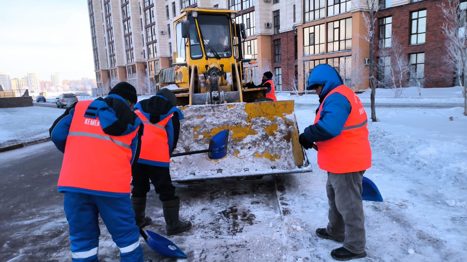 Более 1 100 единиц спецтехники вывели на уборку снега в Астане