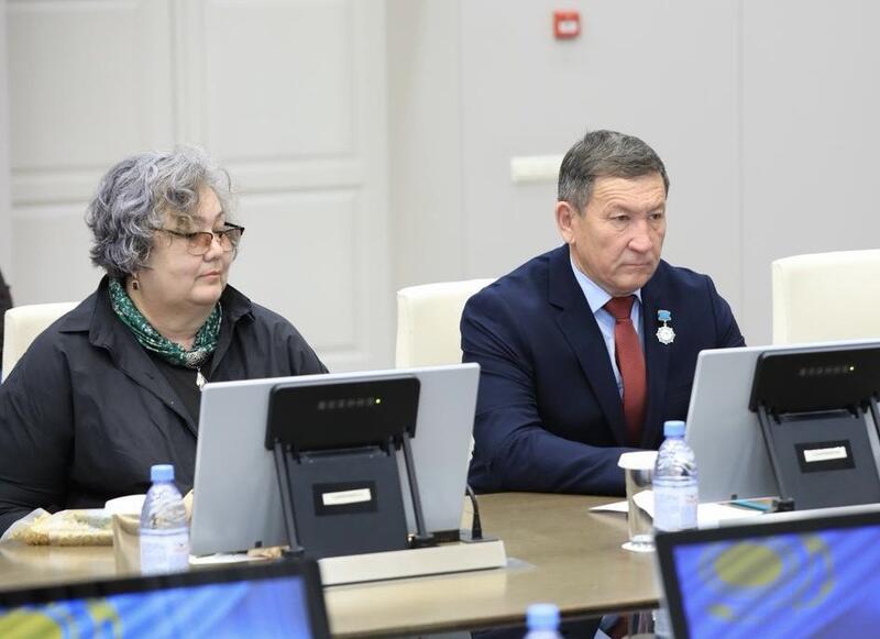 Государственные служащие удостоены наград