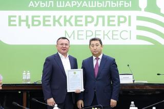 Айдарбек Сапаров вручил лучшим представителям АПК Шымкента государственные награды